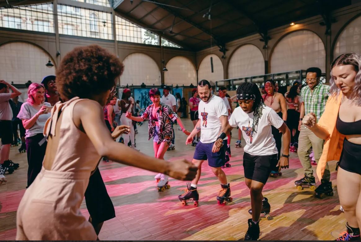Un événement animé sous la halle du Carreau du Temple